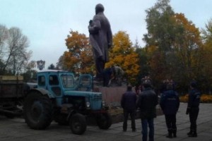 V Ukrajini pada Lenin: lani odstranili kar 1320 kipov