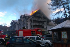 Pogoreli Hotel Jezero naj bi vrata odprl že 20. februarja