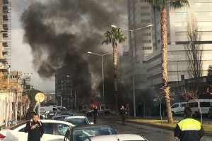 VIDEO: V turškem Izmirju razneslo avto bombo, terorista ustreljena