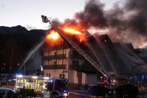 FOTO: Požar v Hotelu Jezero vendarle pogasili