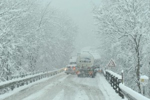 Na Češkem zaradi aprilskega snega prometni kaos