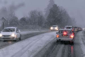 Zaradi snega številne nesreče in zastoji na cestah