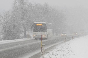 Policija prisilila voznika avtobusa, da je očistil sneg s strehe