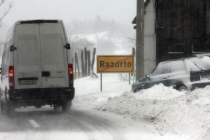 Burja in sneg na Primorskem: izpadi elektrike in težave v prometu