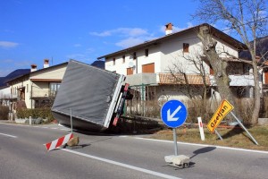 Tuji tovornjakarji se radi požvižgajo na burjo