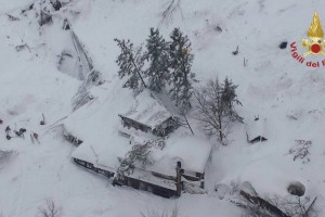 Snežni plaz zasul hotel v Italiji; več ljudi je umrlo