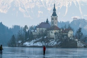 Drsalci in sprehajalci na Blejskem jezeru ignorirajo svarila