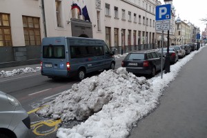 To je Jankovićeva Ljubljana! KPL navozil sneg kar na parkirno mesto za invalide