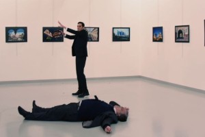 Fotografija veleposlanikovega morilca zmagala na World Press Photo