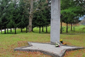 Neznanec poškodoval spomenik NOB pri Ribnici