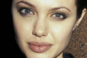 VIDEO: Angelina Jolie snemala v Kambodži