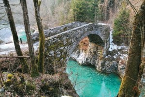 Partizanski zločini: drugi strel jo je smrtno zadel, domov jo je nesel v košu za seno