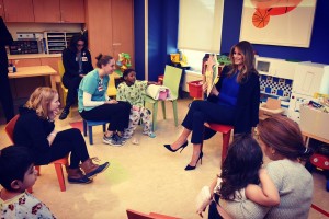Ganljivo: Melania je bolnim otrokom brala Barronovo najljubšo knjigo