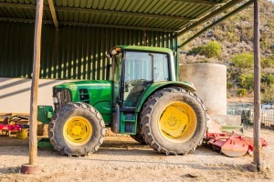 V Lokovici je prevrnjeni traktor zmečkal 20-letnika