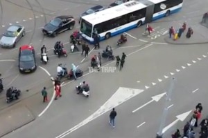 VIDEO: Poglejte, kako so Erdoganovi islamisti napadli avtobus v Amsterdamu