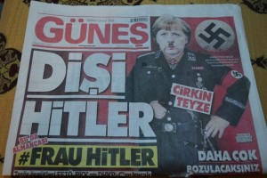 Turki Angeli Merkel rišejo brčice in jo zmerjajo s Hitlerjem