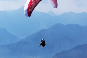 Na Tolminskem umrl ameriški jadralni padalec, Poljak hudo poškodovan