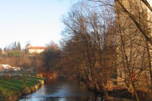 Voznik zapeljal v Čadraški potok