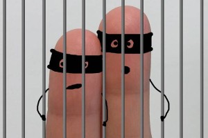 Iz zabojnika ob športnem igrišču ukradli televizor