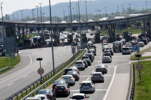 Kolone na meji že bolj znosne, na Obrežju dodatni policisti