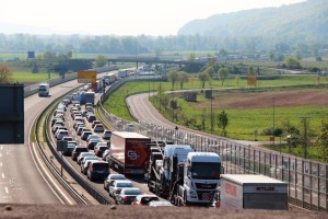 AVDIO: Proti Obrežju ves dan kolona in čakanje