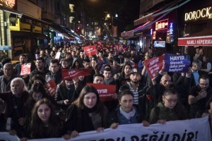 Tisoči protestnikov na ulicah Istanbula proti rezultatom referenduma