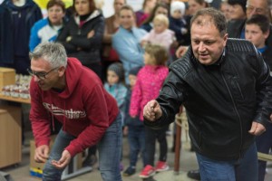 Foto: Sekanje pirhov po stopiško