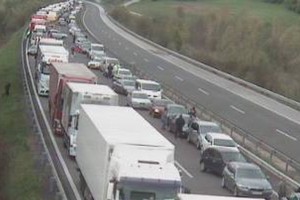 V trčenju tovornjakov na viaduktu Kresnica pri Šentilju umrl voznik