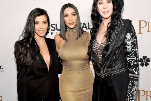 Kim Kardashian in pevka Cher pod isti kirurški nož?