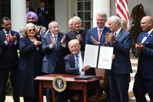 Trump: Cerkvam vračamo njihov glas
