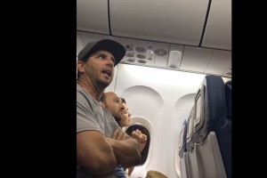 Kaj se dogaja z ameriški letalskimi družbami? Delta z letala vrgla družino z otrokom