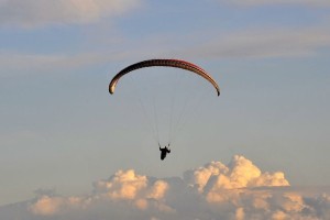 Pri Kranjski Gori jadralni padalec padel na streho in nato še na tla