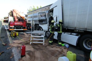 Pred cestninsko postajo Bazara trčila tovornjaka, en voznik umrl