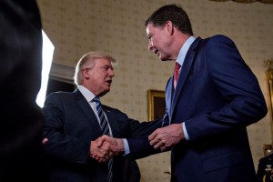 Trump naj bi šefu FBI Comeyju namignil, naj  neha preiskovati Flynna