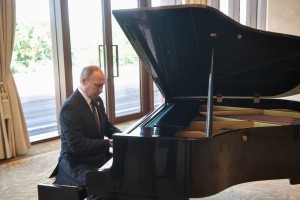 VIDEO: "Pianist" Putin šarmiral Kitajce z igranjem sovjetskih sklad