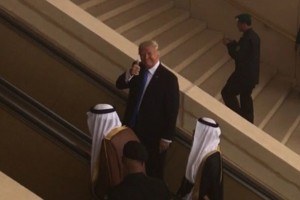 Ups: Je Trump Arabce užalil z obsceno gesto?