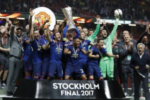 Manchester United do trofeje in skozi stranska vrata v Ligo prvakov