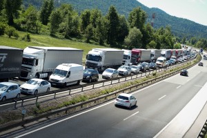 Gneča in večkilometrski zastoji na slovenskih cestah