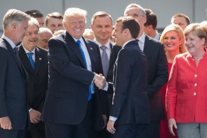 VIDEO: Macron se hvali, da je Trumpu s stiskom roke pokazal, da ni pripravljen na popuščanja