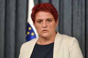 Godčeva bi o sumljivih slovenskih poslih z žilnimi opornicami obvestila Bruselj