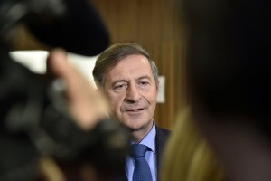 Erjavec: Slovenija bo prosila Bruselj za mediacijo pri prenesenih deviznih vlogah