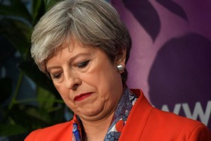 Theresa May naj bi jutri naznanila odstop