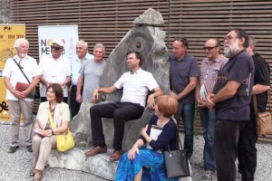 VIDEO: Avtobusna postaja s kamnitimi skulpturami