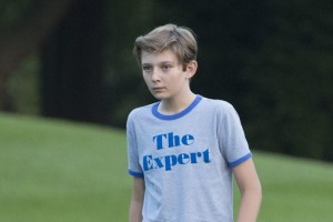 Je bila zaradi Barrona Trumpa razprodana majica "The Expert"?