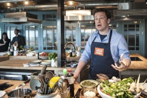 Slavni kuhar Jamie Oliver je hranil prizadete po požaru v Londonu