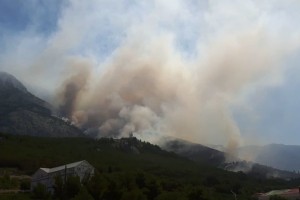 Zaradi požara, ki ogroža naselje, evakuirali Tučepe pri Makarski