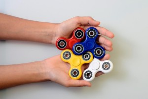 Carina zasegla 35 ton cenenih kitajskih vrtavk fidget spinner