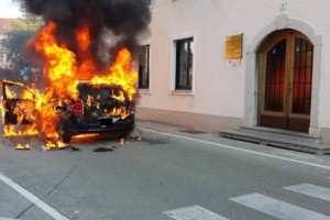 FOTO: V požaru vozila moški utrpel hude poškodbe