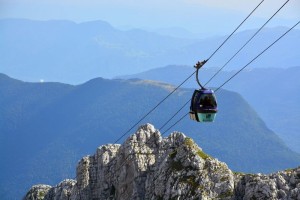 Na Kaninu se je odlomila skala in planinca pahnila v smrt