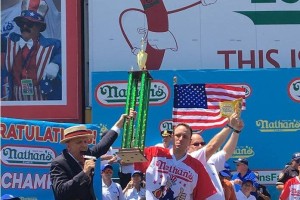 Kralj goltanja vročih hrenovk Joey Chestnut ostaja na prestolu 